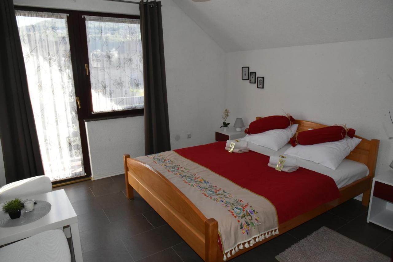 Apartment Bobic Licko Petrovo Selo ภายนอก รูปภาพ
