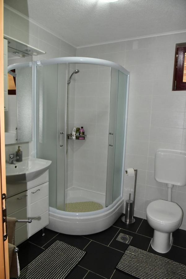 Apartment Bobic Licko Petrovo Selo ภายนอก รูปภาพ