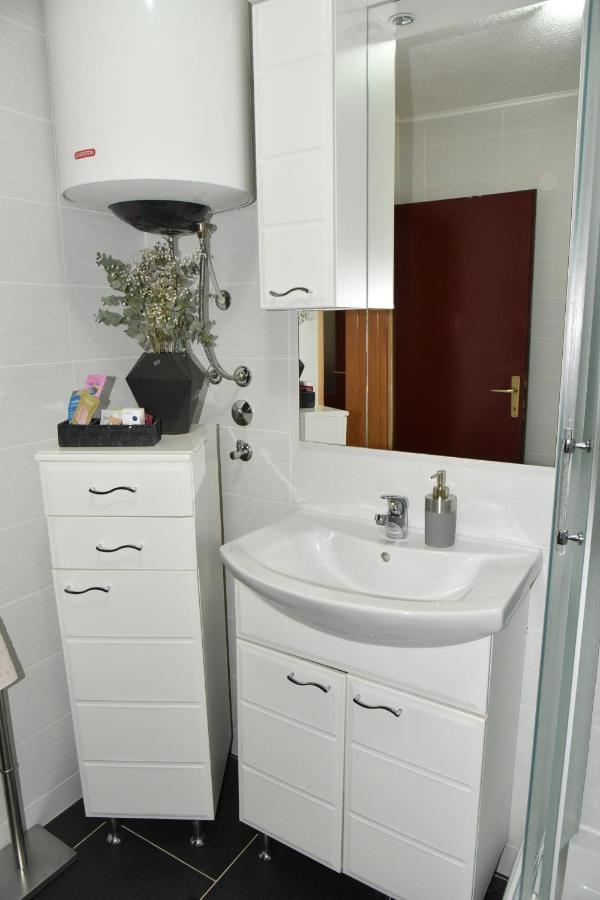 Apartment Bobic Licko Petrovo Selo ภายนอก รูปภาพ