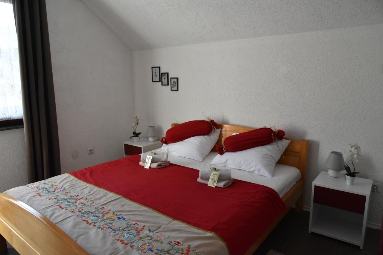 Apartment Bobic Licko Petrovo Selo ภายนอก รูปภาพ